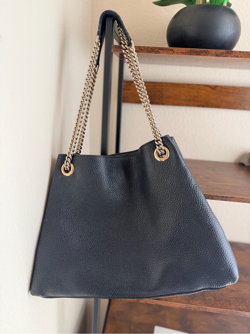Authentic Gucci Medium Soho- Pebbled Leather Tassel Shoulder Bag with Gold Chain - Picture 2 of 11